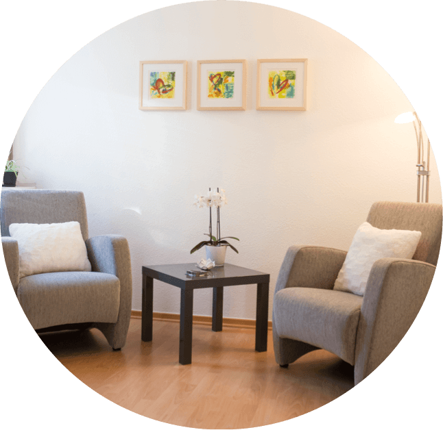 The coaching room: two armchairs, a small table with an orchid, warm light