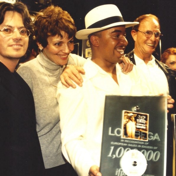 Renate Starke mit Lou Bega bei der Platin-Auszeichnung für über eine Million verkaufte Tonträger